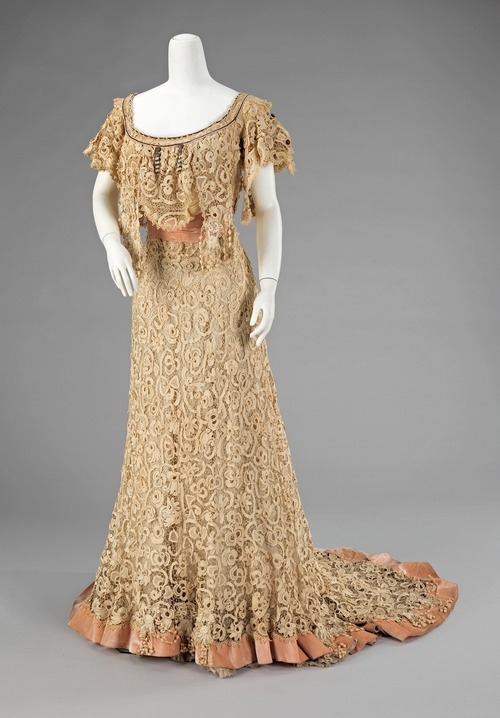 antiquatedfashions:  Evening Dress by Charles Klein France, 1910 Metropolitan Museum of Art I’