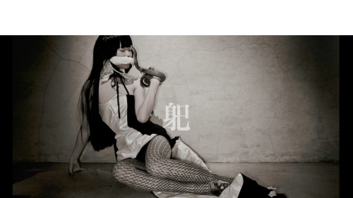 tokyo-fashion:Snakeskin tights & socks via Mimi [身巳].