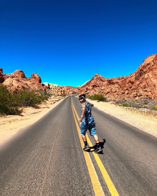 Only look back to be grateful ✨ . . . . . . . #valleyoffirestatepark #valleyoffire #nevada #lesbian 