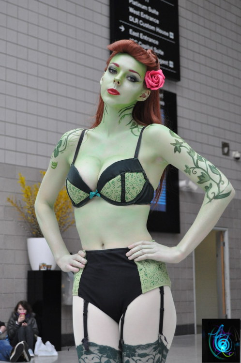women-in-costumes