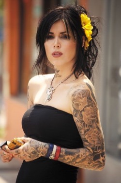 inlovewiththisaltgirl:  Kat Von D 😍