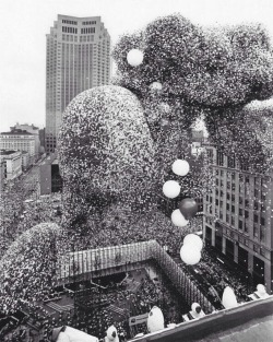 stunningpicture:  The Cleveland Balloonfest. Over 1.5 million balloons were released simultaneously, 1986.