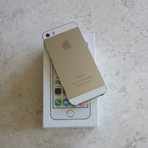 k3v1nbot:  It’s here! It arrived one day early! #apple #iphone5s #gold #excited #ios7 #photooftheday