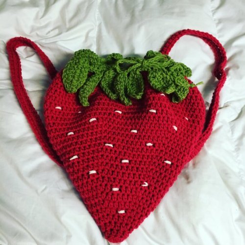 Crochet Strawberry Backpack //CorinnesCrochetCo