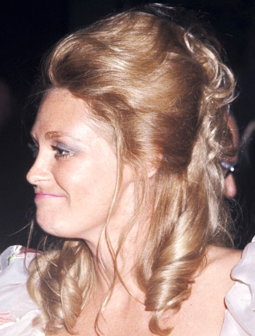  May 27, 1971 - Joan attends the Kennedy Center Arts Preview Gala at the Kennedy Center in Washingto