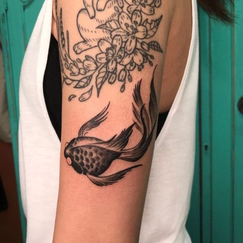 Black goldfish friend for @angerinet right under a beautiful piece by @ajunkysock thank you for trus