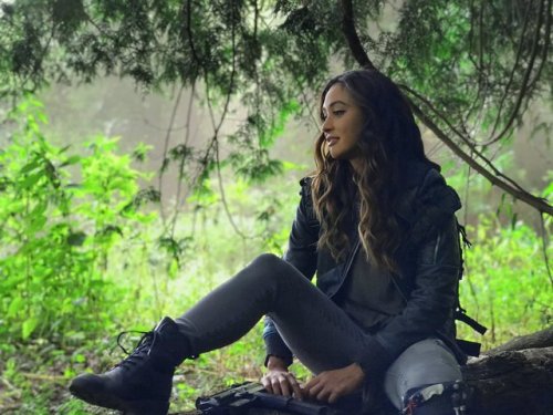 the100-news:SHANNONKOOK Capturing @linzzmorgan in the moment with some botany