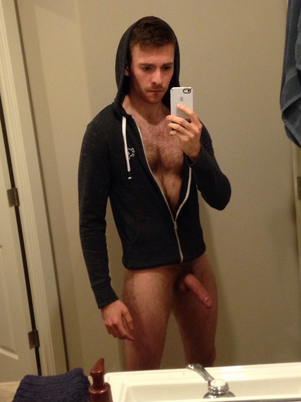 nudeselfieboys:  See more handsome nude guys playing with their cocks live at Gay