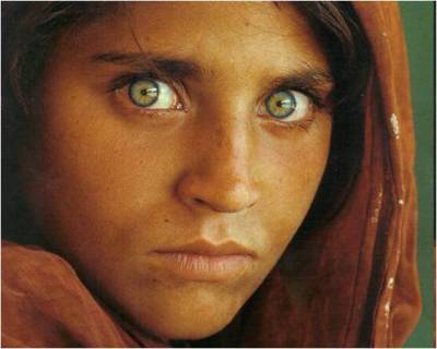 Afghan girl with green eyes