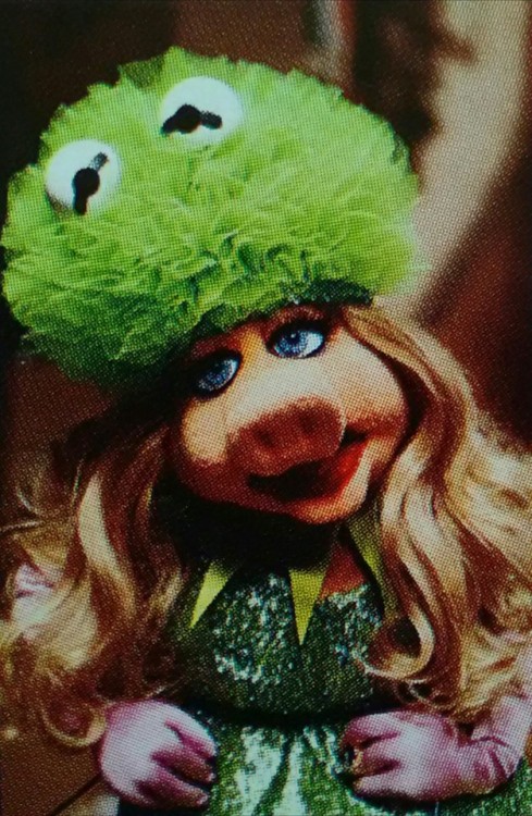 themuppetmasterencyclopedia - Miss Piggy with Kermit hat