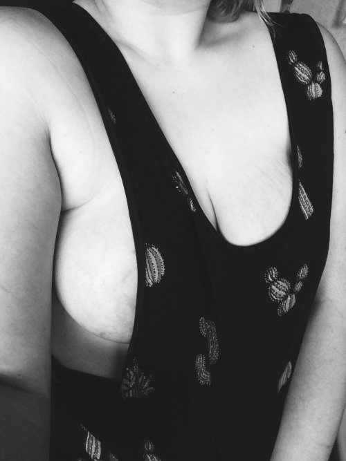 you-and-me-in-bed-right-now:  No bra forever please  No bra never 😋