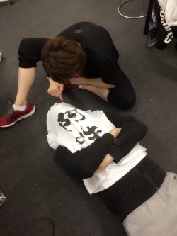 engekihaikyuu:  engekihaikyuu:   Since Allen-kun is sleeping, what should I do to wake him up? Asuma Kousuke’s twitter Translation by @nimbus-cloud   I only just noticed this now.Who took this photo?!  Was it Kunimi!?This is friggin’ embarrassing!