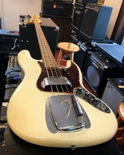 elderlyinstruments:This stylish Fender Jazz Bass was built in 1962. A workhorse bass that’s in