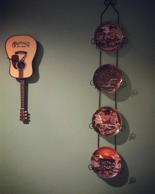 <p>Finally got a display rack for the #daleearnhardt collector plates we got from @tylerandal Because decor should be thoughtful and classy. #martinguitar #3  (at Ridgetop, Tennessee)</p>