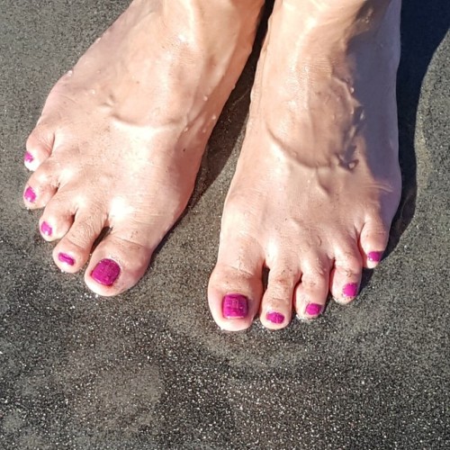 tsmalerunner: My wife’s feet. Being such a prude, I was surprised she let me take these shots. Give 