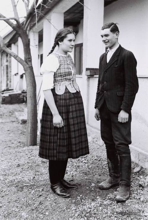 Zoboraljai jegyespár (a young engaged couple from Zoboralja, today: Slovakia)