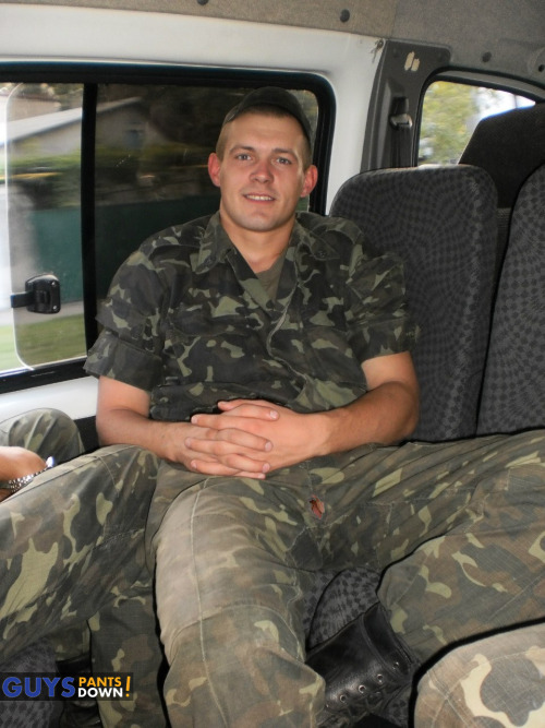 dickpeeper:  guyspantsdown:  FAIL between soldier’s legs  ♥ ♥ ♥   Dick Peeper   ♥ ♥ ♥ 