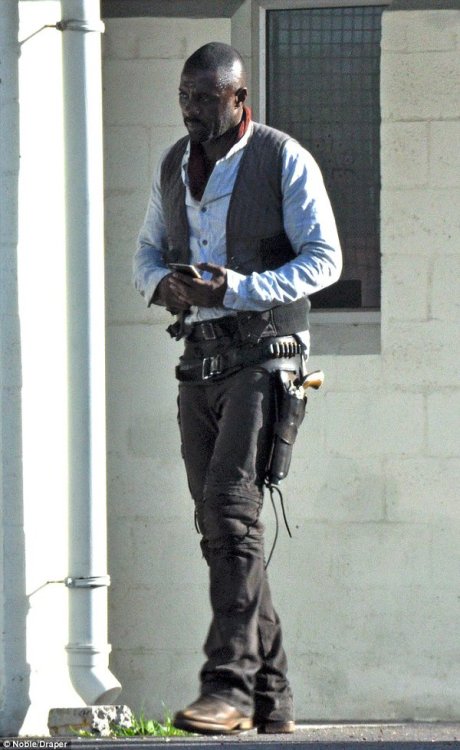 oaksparks:superheroesincolor:blackgirlnerds:Idris Elba on the set of The Dark TowerWhat a time to be