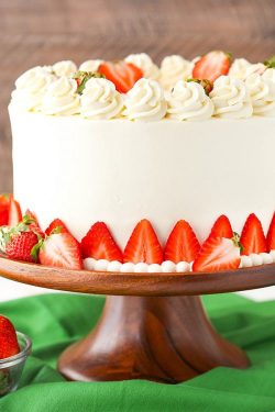 sweetoothgirl:   STRAWBERRIES AND CREAM CHEESECAKE CAKE    O&hellip;M&hellip;G