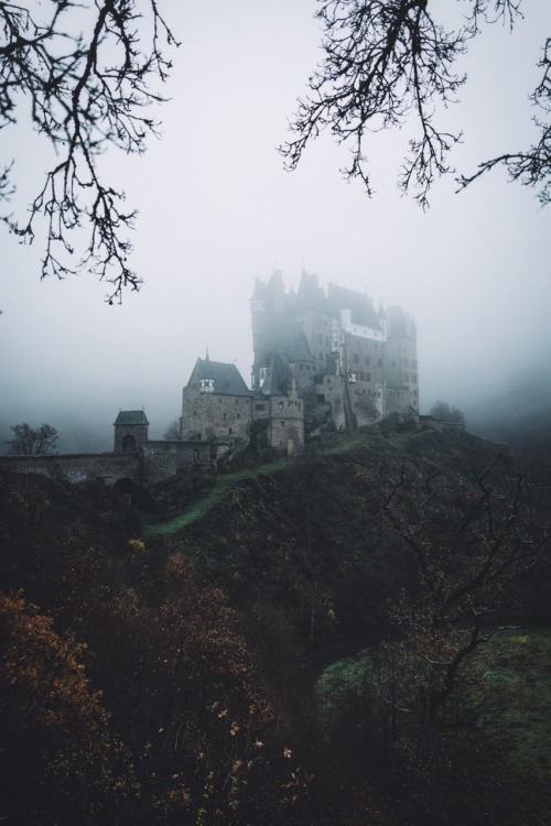 bokehm0n:November mornings at castle Eltz.