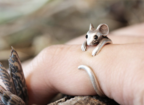 wickedclothes:Wraparound Mouse RingThis tiny mouse will hug your finger for as long as you let it. I