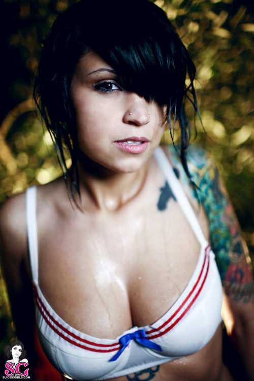Looky, looky, looky Ain't she pretty, pretty, pretty