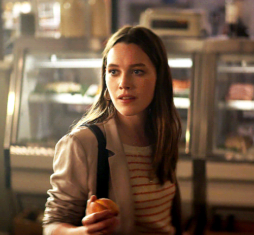 Victoria Pedretti As LOVE QUINN in YOU Season 2
