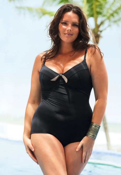 curveappeal:  Candice Huffine for La Redoute 38C/D bust, 33 inch waist, 43.5 inch hips 