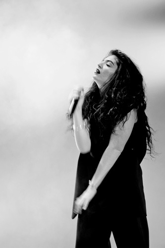  Lorde performing at the Peabody Opera House. Photo by Angela Vincent. 