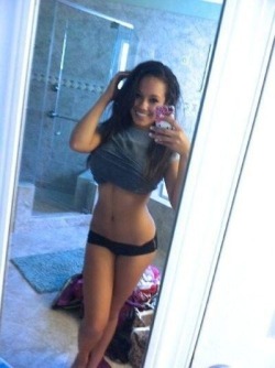 mirrorshot-girl:  Mirrorshot babe http://tinyurl.com/plhe9xm