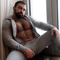 bearyfellas:  Fur, daddies, muscle, bearyfellas 🐻 bearyfellas.tumblr.com