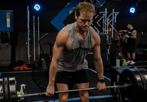 italianoutlanders: #Repost from @samheughan . Lifted so hard, the sleeves fell off!  @mypeakchalleng