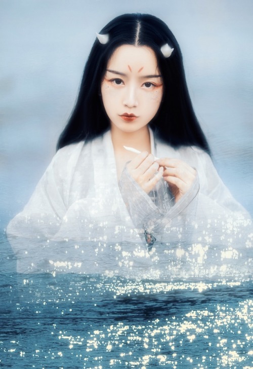 鲛人/Jiaoren: The Chinese mermaid. In addition to their beautiful appearance, jiaoren are also outstan