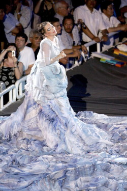 bjorkfr:  Björk interprète Oceania aux Jeux Olympiques d’Athènes en 2004nouvelle photo