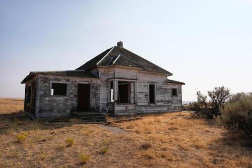 abandonedandurbex: Lonely house deteriorating on the side of the road in Oregon. [4000×6000]