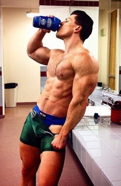 bronzie626:spndxjck:Sweaty workout bud