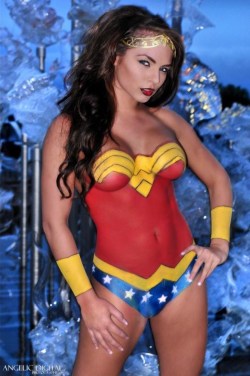 nerdybodypaint:  Wonder Woman body painting