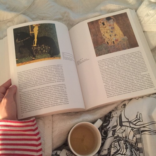 artsheila: I’ve spent most of my holiday on my bed drinking tea and reading books about art