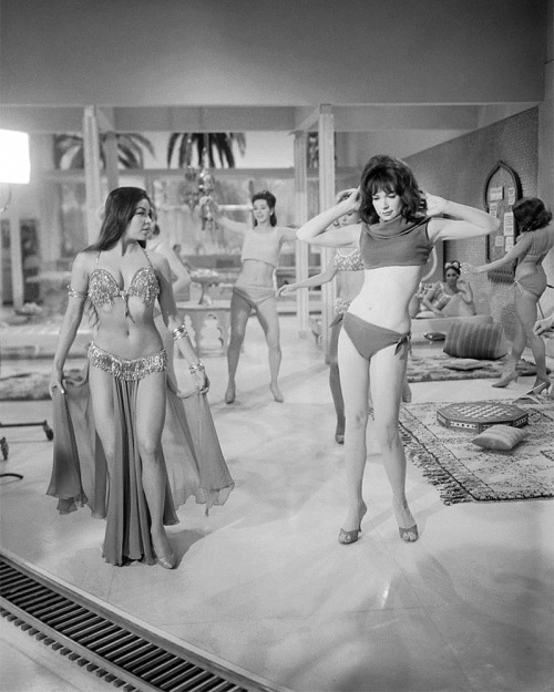 Belly-dancer Nai Bonet gives some tips to Shirley MacLaine and other cast members (an uncredited Ter