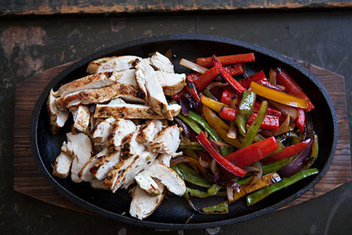 gettingahealthybody: Mmmmm. Chicken breast x bell peppers.