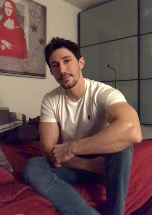 jussfitness:  ⒿⒻ Selfie for the anon! White tee and jeans 😋  IG: Stinyc - SC: JussKenas00