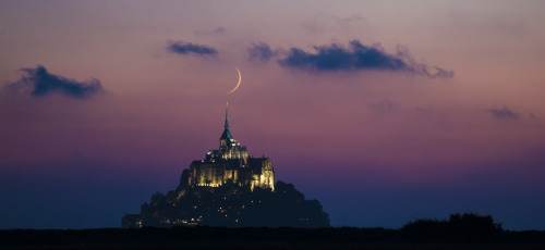 books-secretgetaway:just–space: Waxing crescent moon above Mont Saint Michel, France js