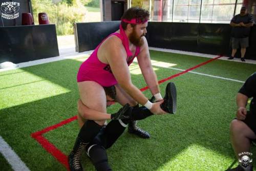 CUTE JOBBER ABOUT TO HAVE A WEIGHT SMASHED INTO HIS BACK!!!!