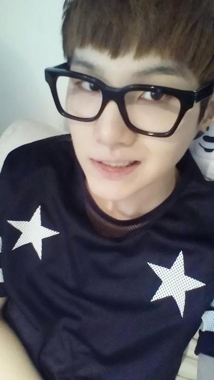 bts-trans:   어서와 안경쓴 슈가는 처음이지? pic.twitter.com/yzq9svKkab  Welcome; it’s the first time seeing Suga wear glasses, right?  Trans cr; Nika @ bts-trans © TAKE OUT WITH FULL CREDITS  