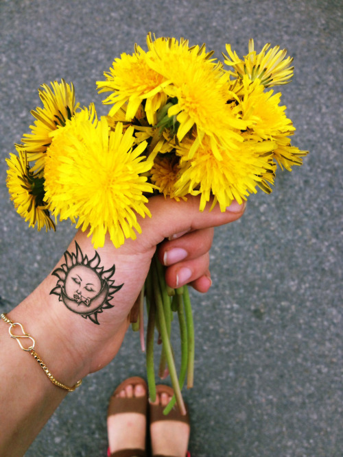 elegvnce:  amaricans:  I was feeling down so i took a walk and stopped at the park. When i was there, this 5 year old boy came up to me and gave me these dandelions. and said something in french that i didn’t understand and then ran away.  Even