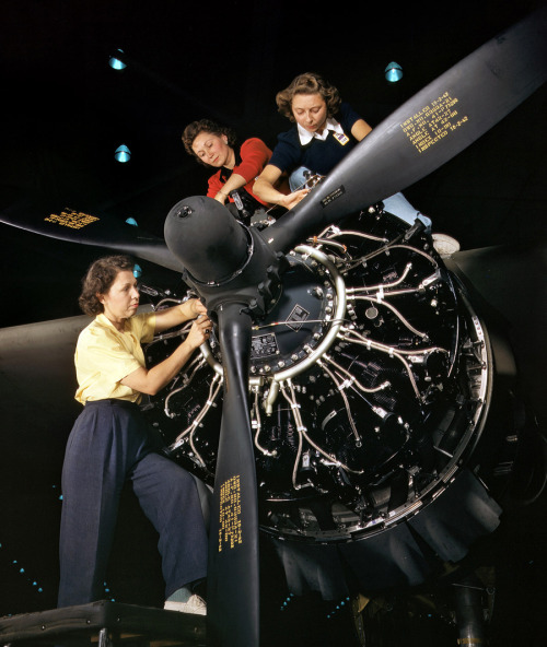 mgworld4:  women at work - 1942