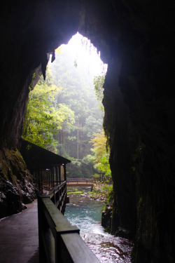 deoxify:  Entrance to Akioshida Caves (by