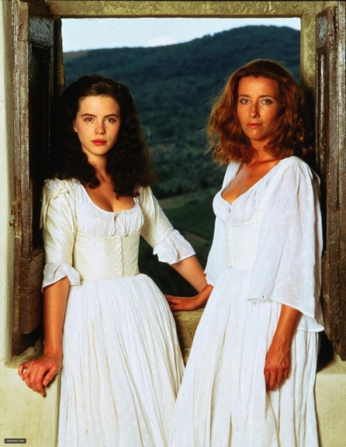 diaryofalandlockedmermaid:Kate Beckinsale as Hero and Emma Thompson as Beatrice in Kenneth Branagh’s