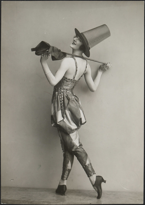 Tänzerin Nina Payne, 1920sAtelier Willinger :: Bewegungsstudie der Tänzerin Nina Payne, 1920s.| src 