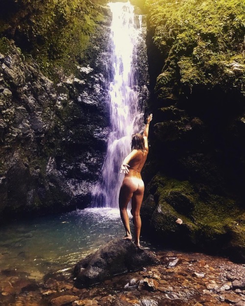 naturalswimmingspirit:brownlauWork that bathing suit the sun gave ya baby!! When in Maui, explore al